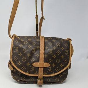 30 - Saumur - los bolsos louis vuitton mas iconicos - Vuitton - Shoulder -  Monogram - M42256 – Her outfit is also Louis Vuitton - Louis - Bag